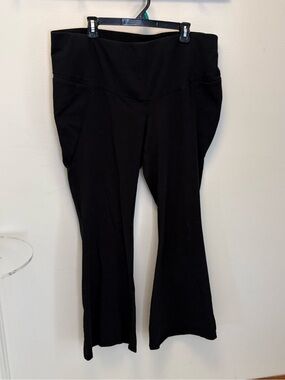 Livi Black High-Waist Flare Yoga Pants